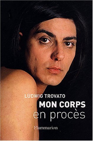 Couverture du livre "Mon corps en procès" par Ludwig Trovato. Un homme très brun aux cheveux mi-long nous regarde de trois-quart, ses épaules sont dénudées.